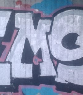 Grafitti - på en brovegg under E16 langs Sandvikselva